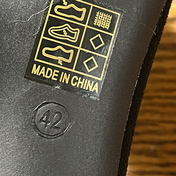 Black suede block heel open toe style ladies shoes. Ankle strap.Size 42 (US10). - Picture 7 of 11